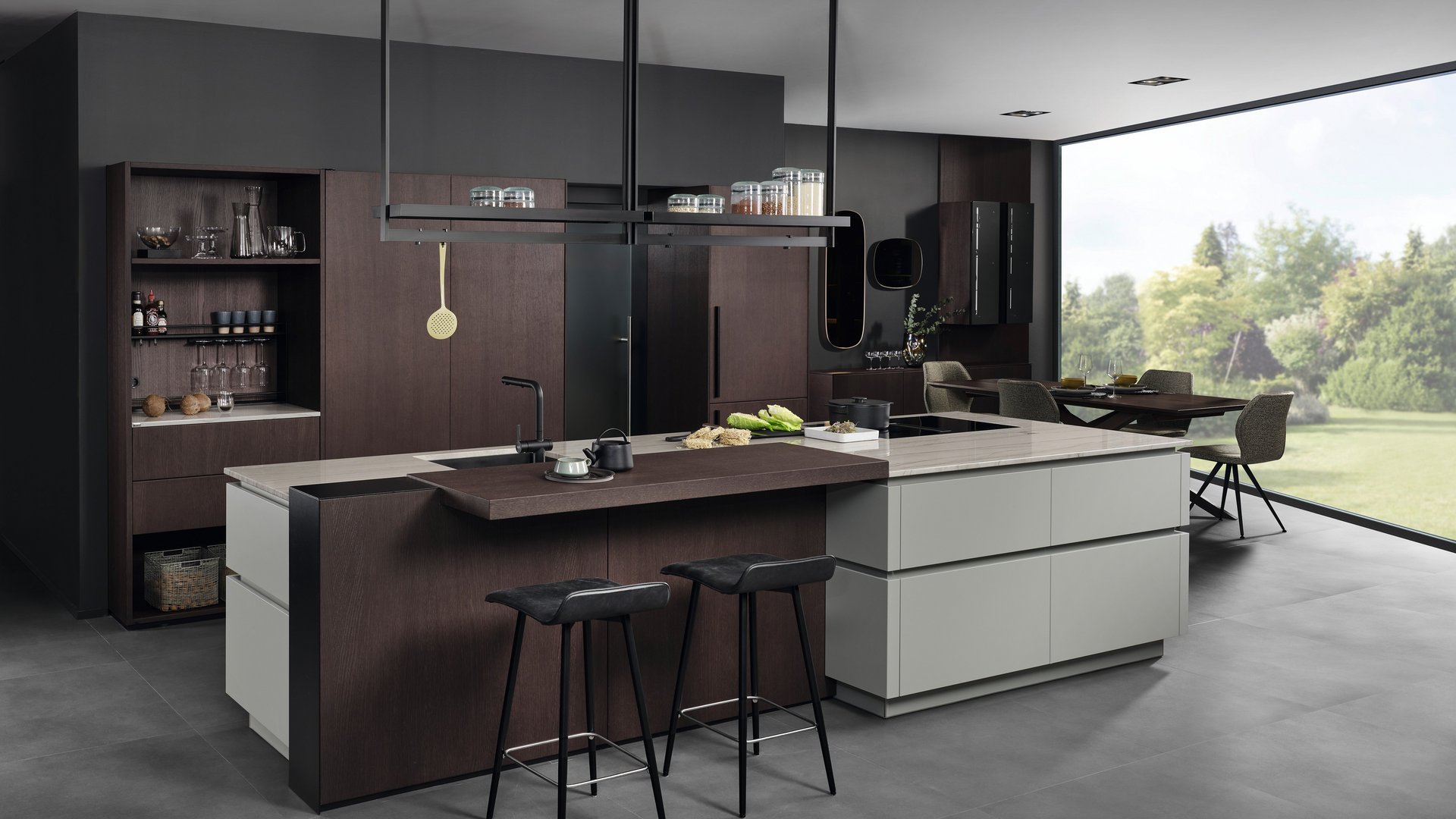 ewe Colora/Nordic in matcha latte/eiche dunkel Inselküche in der gräulichen Farbe matcha latte mit dunklen Holzelementen und einer Bar