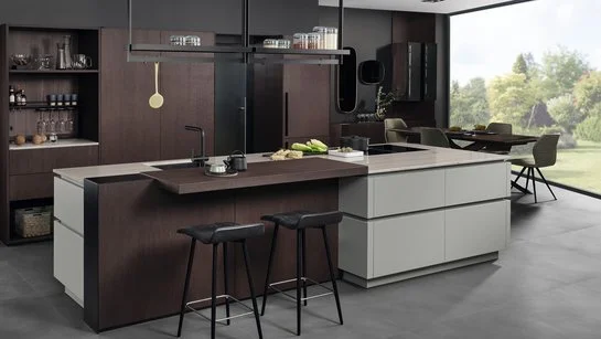 Inselküche in der gräulichen Farbe matcha latte mit dunklen Holzelementen und einer Bar