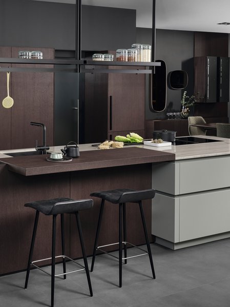 ewe Colora/Nordic in matcha latte/eiche dunkel Inselküche in der gräulichen Farbe matcha latte mit dunklen Holzelementen und einer Bar