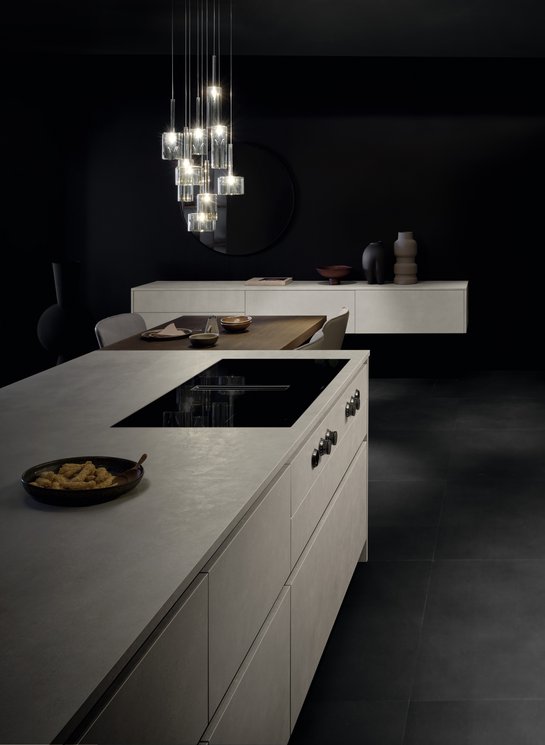 Ausschnitt einer Kücheninsel in Betonoptik mit eingebautem Kochfeld