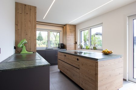 Inselküche in kiefer antik kombiniert mit Unterschränken in carbon metallic supermatt