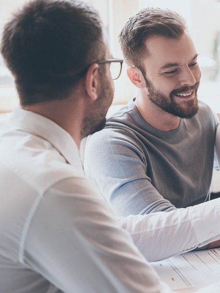 Ein Paar wird von einem Berater am Schreibtisch beraten