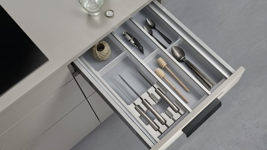 Abbildung einer offenen Schublade in der Küche mit ewe Besteckeinsatz