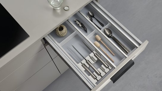 Abbildung einer offenen Schublade in der Küche mit ewe Besteckeinsatz