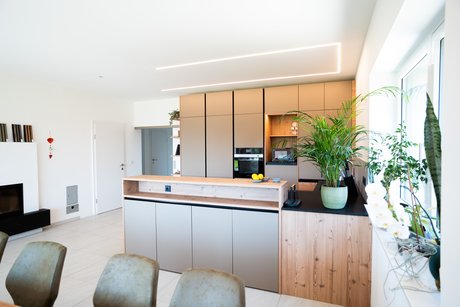 Küchenansicht mit fließendem Übergang zum Essbereich.