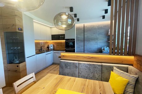 Hochgestellt eingebaute Elektrogeräte für ergonomisches Arbeiten.