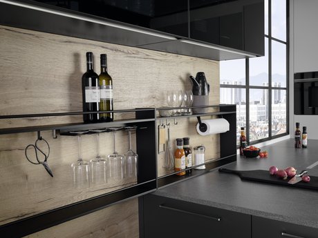 Küchenrückwand in wildeiche mit Metall-Stellregalsystem mit Weinflaschen und Gläsern