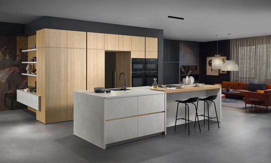 Moderne graue Inselküche mit integrierter Bar und Hochschränken aus hellem Holzfurnier