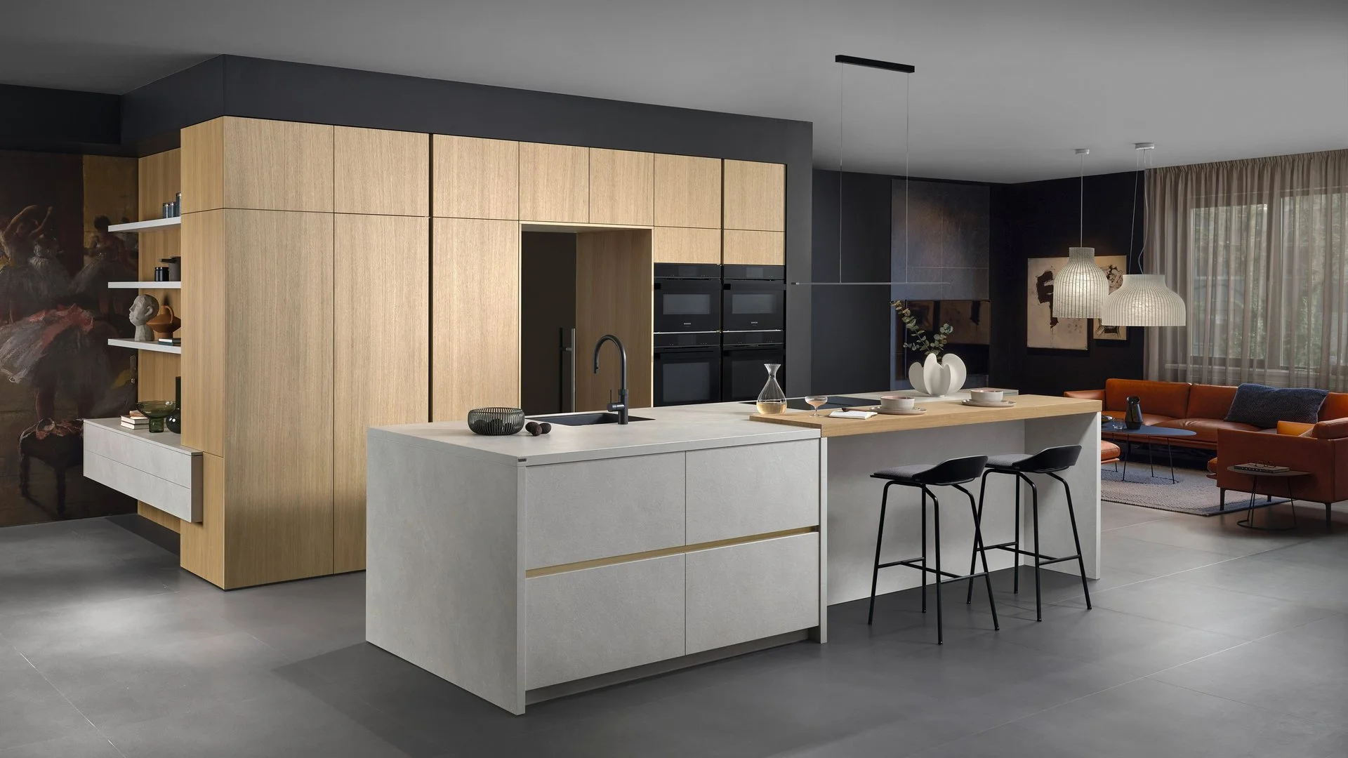 ewe Cemento . ewe Nordic in malta alabaster . bergeiche nordic, schräge Hauptansicht Moderne graue Inselküche mit integrierter Bar und Hochschränken aus hellem Holzfurnier