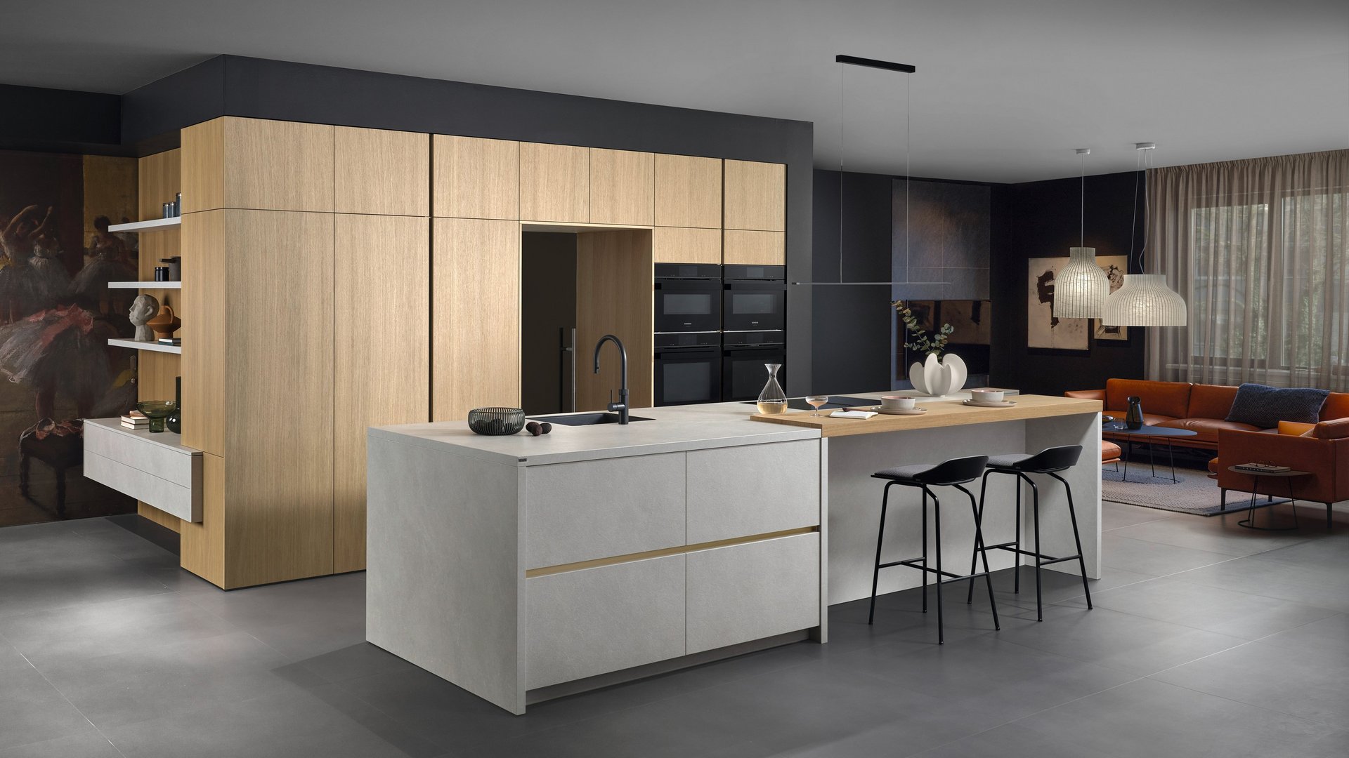 ewe Cemento . ewe Nordic in malta alabaster . bergeiche nordic, schräge Hauptansicht Moderne graue Inselküche mit integrierter Bar und Hochschränken aus hellem Holzfurnier