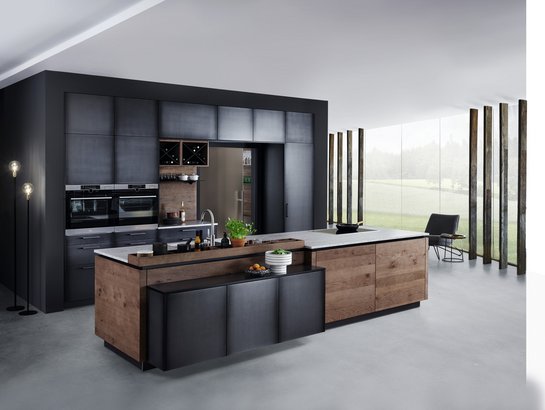 Realistische Schwarzblech-Anmutung in eisenfels, kombiniert mit Holzoberfläche in carameleiche.