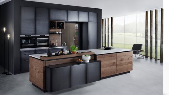 Realistische Schwarzblech-Anmutung in eisenfels, kombiniert mit Holzoberfläche in carameleiche.