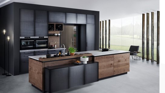 Realistische Schwarzblech-Anmutung in eisenfels, kombiniert mit Holzoberfläche in carameleiche.