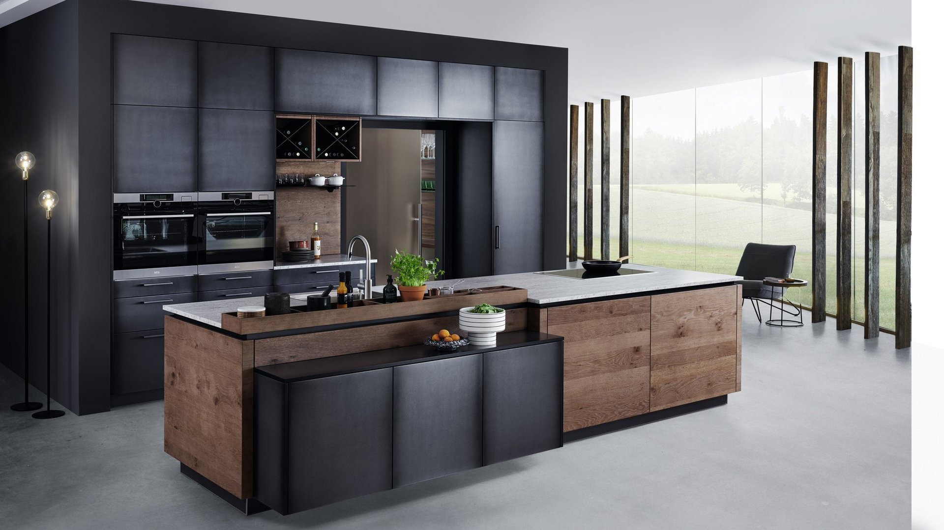 ewe Fero in eisenfels . carameleiche, Hauptansicht Realistische Schwarzblech-Anmutung in eisenfels, kombiniert mit Holzoberfläche in carameleiche.