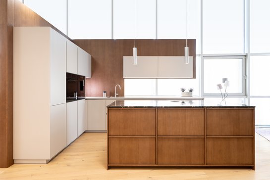 Die Kücheninsel besticht durch den warmen, skandinavischen Stil.