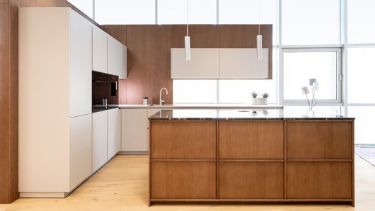 Die Kücheninsel besticht durch den warmen, skandinavischen Stil.