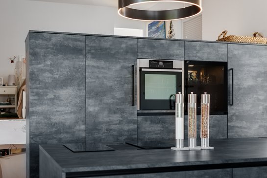 Inselküche in Industrial Style metall grau mit dunkler Arbeitsplatte,