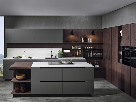 Inselküche mit grauen Fronten und Hochschrankgruppe in eiche dunkel