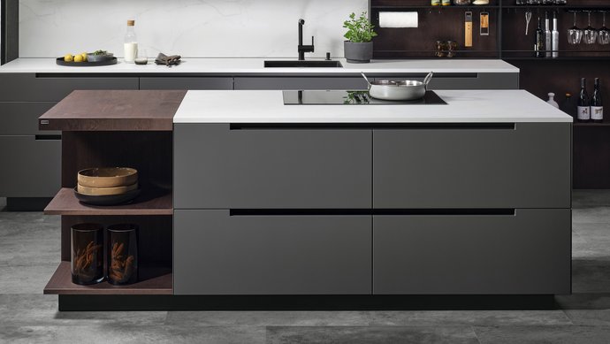 Inselküche mit grauen Fronten und Hochschrankgruppe in eiche dunkel