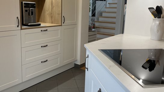 Perfekt in Szene gesetzt: Die Nische mit Beleuchtung bietet Raum für eine Kaffeemaschine und mehr.