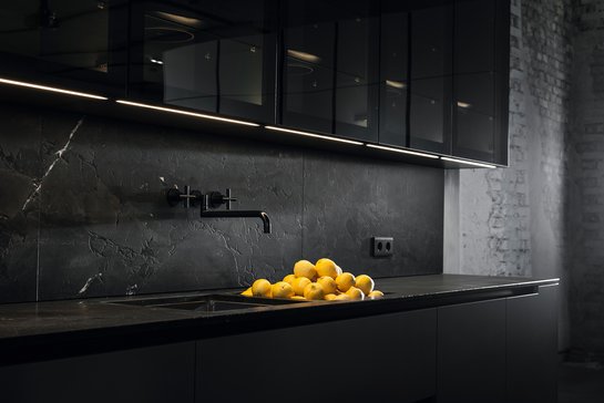 Glasoberschränke mit dunkler Glasfront, beleuchtet mit LED-Bändern