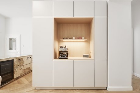 Eine stilvolle Nische mit Beleuchtung für den täglichen Kaffeegenuss.