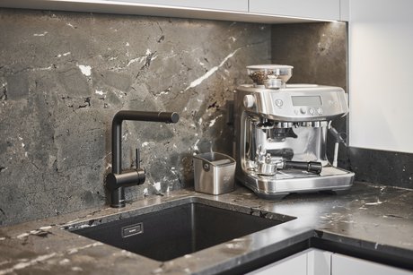 Die Unterbauspüle fügt sich nahtlos in das Designkonzept ein.
