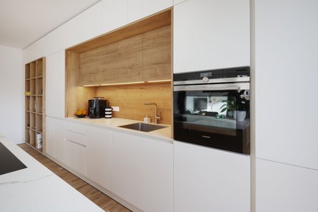 Bei dieser Inselküche wurde eine Nische mit integrierter Beleuchtung eingebaut.