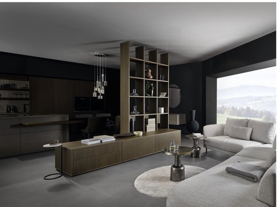 Wohnzimmergestaltung mit Sideboard und offenem Regal aus Raumtrenner