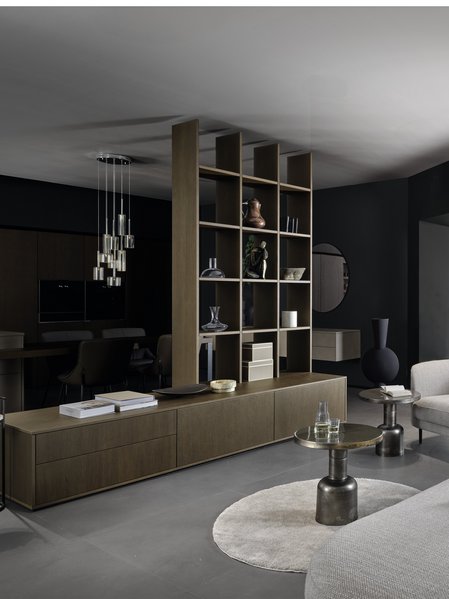 Wohnzimmergestaltung mit Sideboard und offenem Regal aus Raumtrenner