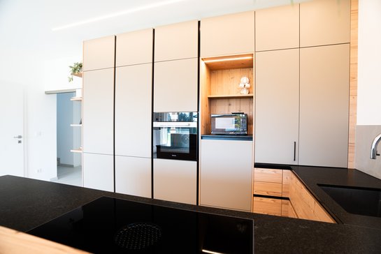 Küchenzeile mit LED-beleuchteter Nische für Mikrowelle & Co.