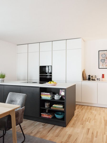 ewe Nuova in weiß/eisengrau | Küchen Design Keglevits Diese moderne Küche besticht durch ihr griffloses Design.