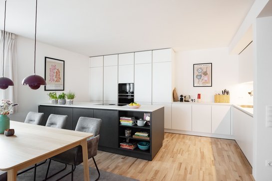 Diese moderne Küche besticht durch ihr griffloses Design.