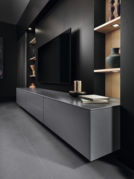 Schwebendes dunkelgraues Sideboard, darauf ein Fernseher