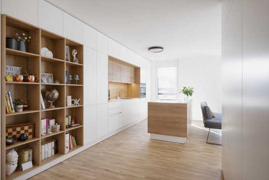 Diese helle Inselküche begeistert mit Details aus Eichenholz.