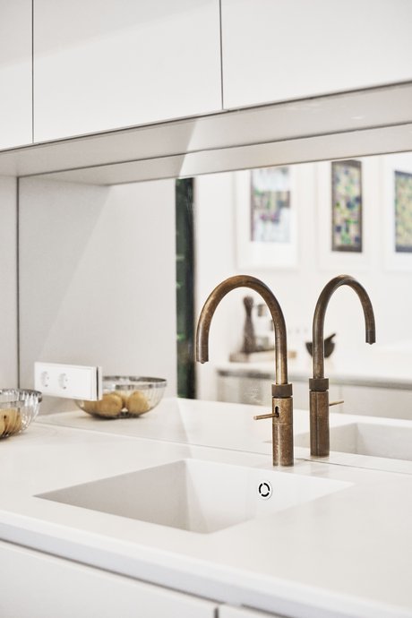 Die Corian-Arbeitsplatte in Cameo White geht nahtlos in die Spüle über.