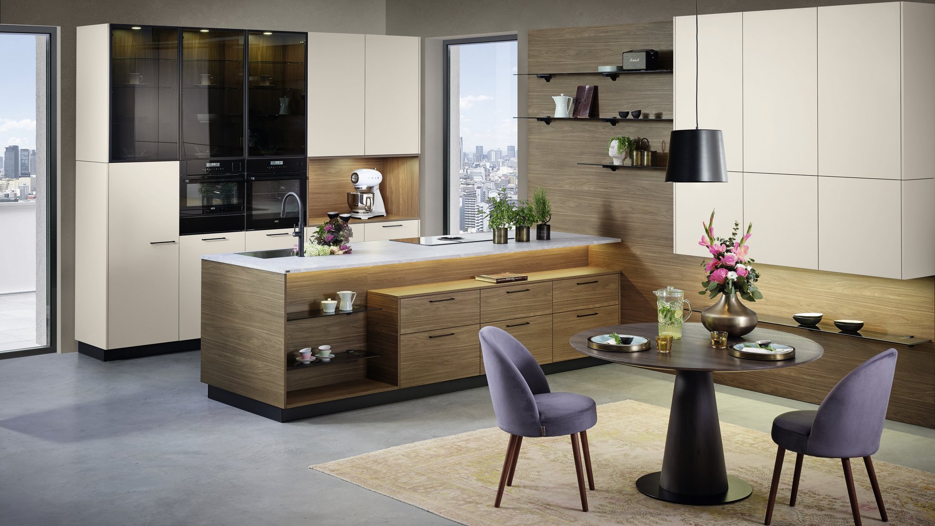 ewe Nuova/Sintesa in angora/nuss pavia Moderne ewe Küche in der Farbe angora mit Kücheninsel in nuss pavia und Esstisch mit Stühlen