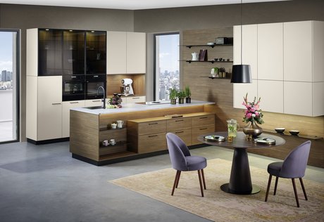 Moderne ewe Küche in der Farbe angora mit Kücheninsel in nuss pavia und Esstisch mit Stühlen