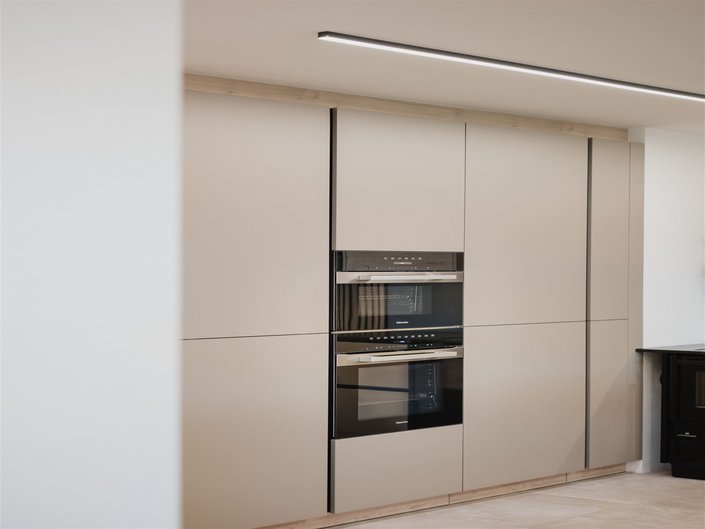 Bei dieser modernen U-Küche wurde der Backofen hochgestellt verbaut.