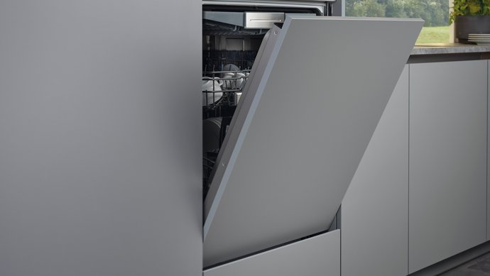 Halb geöffneter, hochgestellter Geschirrspüler in grauem Küchenhochschrank