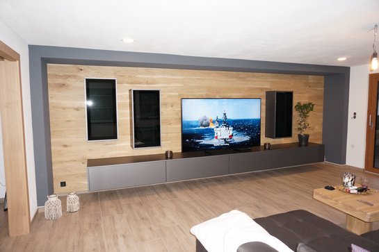 die Fronten der ewe nanoo® Inselküche sorgen auch im Wohnzimmer für einen modernen Stil