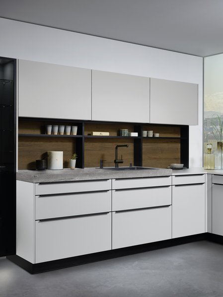 ewe nanoo® in kieselgrau . havannaeiche, Küchenzeile L-förmige Küche in supermatt kieselgrau mit Rückwand in Holzoptik havannaeiche