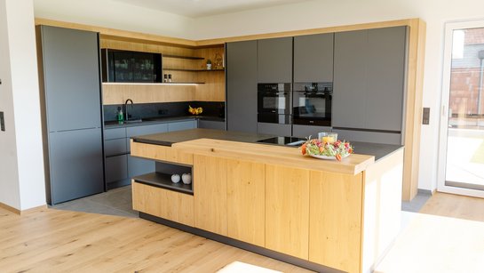 L-förmige Küche in grau mit Kücheninsel in wildeiche
