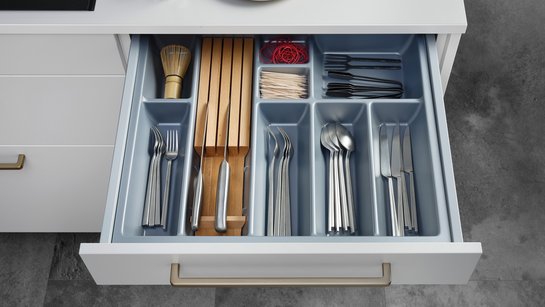 Abbildung einer offenen Schublade in der Küche mit ewe Besteckeinsatz