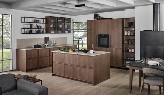 Inselküche ewe Nordic mit Holzfurnier carameleiche in schlichter Holzmaserung