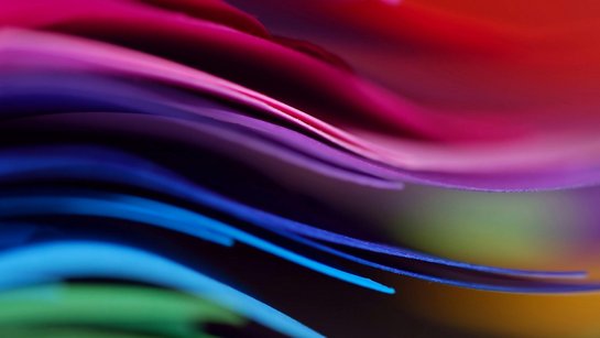 Farbkarton in unterschiedlichen Farben übereinander gelegt und seitlich fotografiert