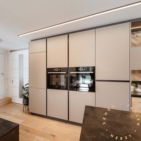 Für zusätzlichen Stauraum wurde die Hochschrankzeile deckenhoch verbaut.