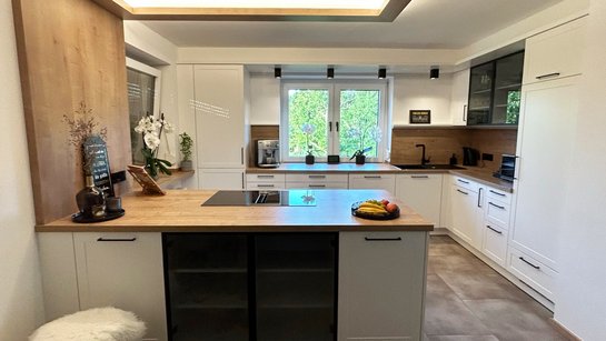 Weiße U-Küche im Landhausstil mit Rahmenfronten und Arbeitsplatte in Holzoptik