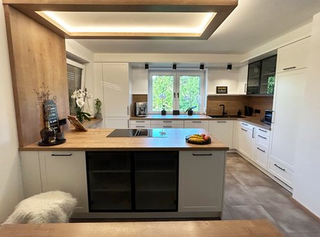 Weiße U-Küche im Landhausstil mit Rahmenfronten und Arbeitsplatte in Holzoptik
