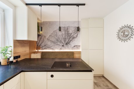 Blick auf den Sitzbereich mit Bank mit LED-Beleuchtung – harmonisch in das Küchendesign integriert.